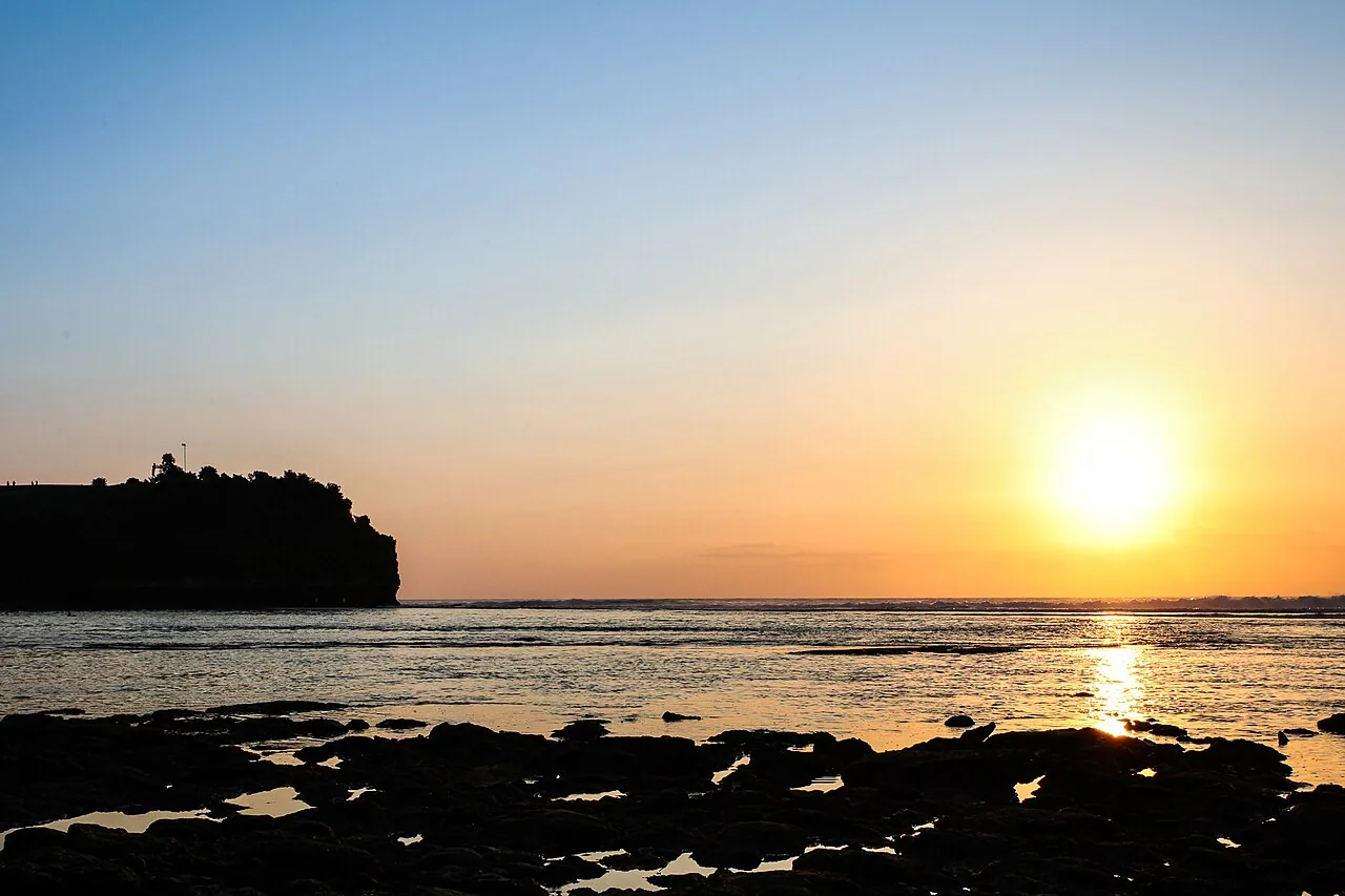 Balangan Beach Scenic Surf Cliffs